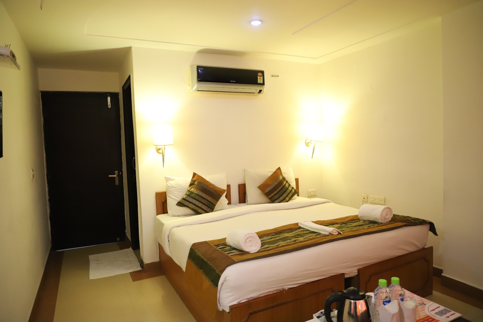 Double bed room interior at Hotel Tara Palace Agra